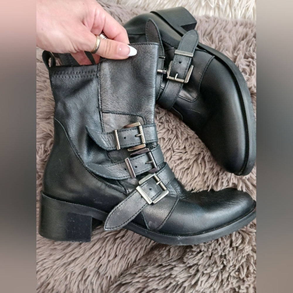 Black leather Italian made Vera gomma  boots